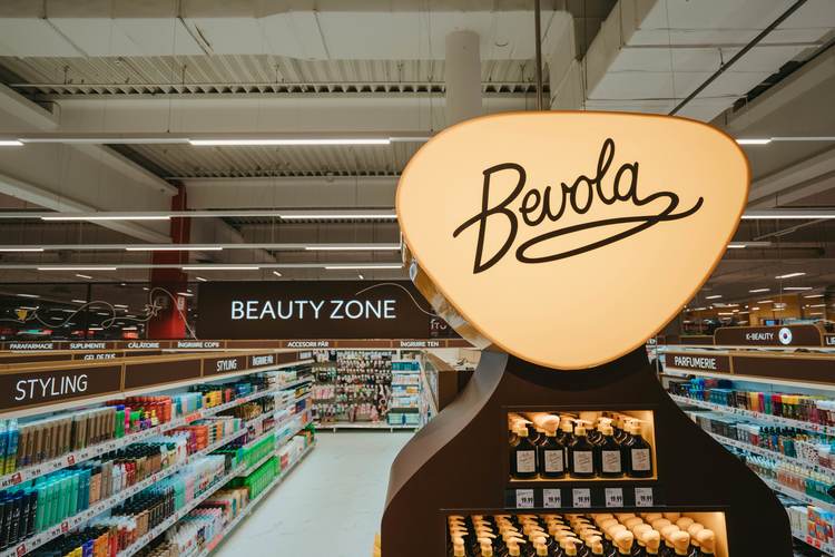 PREMIERĂ FOTO la Kaufland. A lansat Beauty Zone, cu peste 600 produse noi, inclusiv cu servicii de makeup