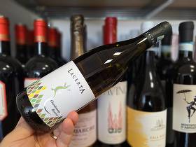 Vinul zilei: un Chardonnay din Dealu Mare, cu arome de fructe coapte și vanilie. Amplu și catifelat, este savuros alături de pește la grătar, carne albă sau paste cu sosuri cremoase