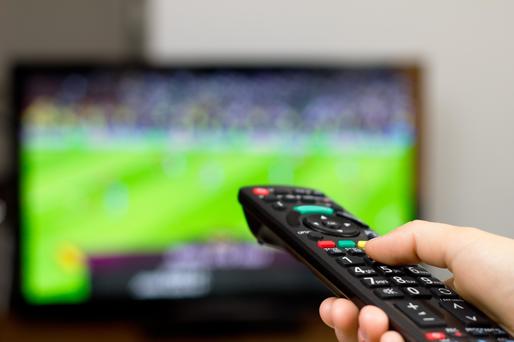 Românii consumă 3,3 ore de conținut TV pe zi. În weekend se uită 4 ore