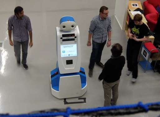 Aeroportul Amsterdam Schiphol testează un robot care îndrumă călătorii rătăciți