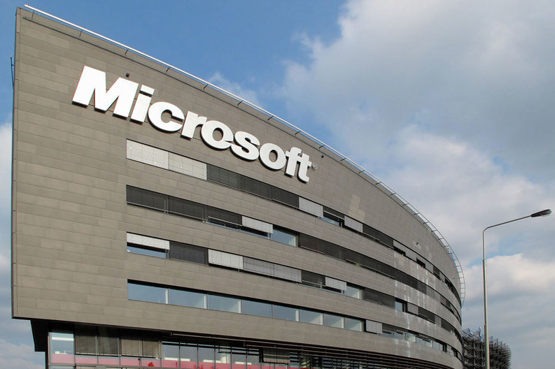 Profitul Microsoft a scăzut cu 15% în ultimele trei luni din 2015, sub impactul aprecierii dolarului