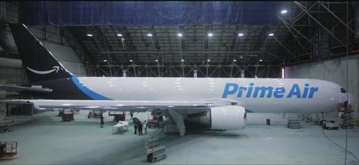 Amazon a lansat primul avion sub brand propriu pentru livrarea pachetelor