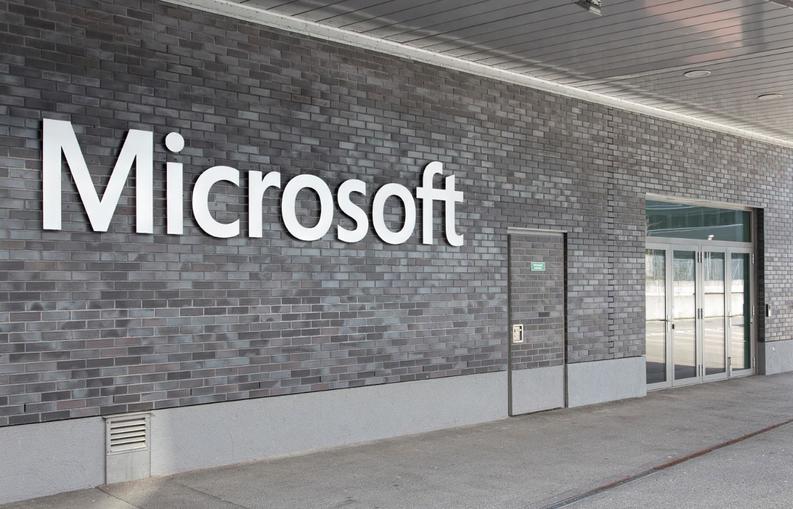 Microsoft a obținut rezultate peste așteptări în primul trimestru fiscal; acțiunile au urcat la un nivel record