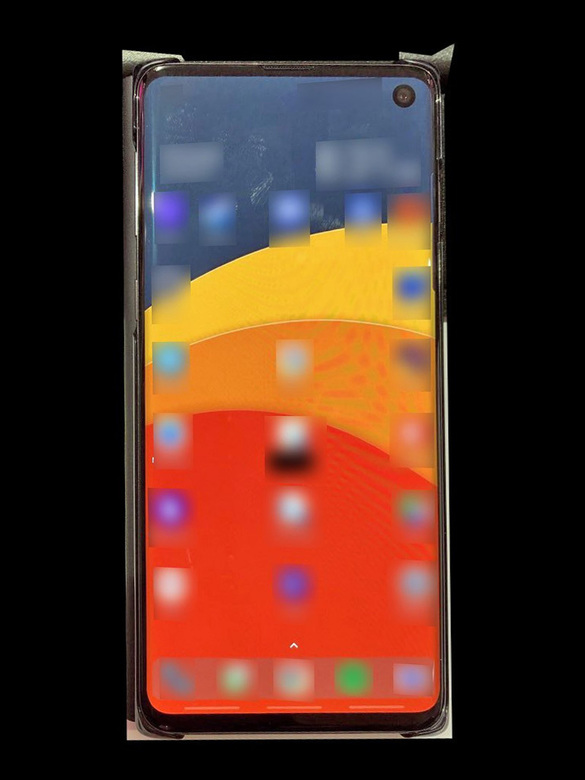 FOTO Prima imagine cu Galaxy S10 confirmă o parte din zvonurile care preced lansarea
