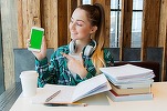 Elevii păstrează telefonul mobil în școală. Ministrul nu vrea să îl interzică, dar atenționează cum trebuie folosit
