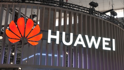 Huawei a lansat în China un telefon cu ecran pliabil la un preț de 2.400 de dolari