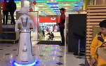 VIDEO Un robot realizat sub forma unei chelnerițe poliglote servește pizza și cartofi prăjiți într-un restaurant