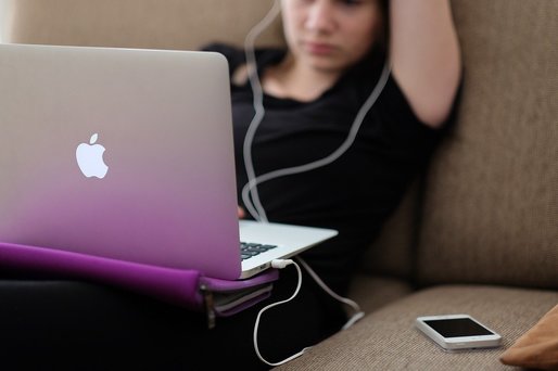 UE acuză Apple că distorsionează concurența pe piața streamingului muzical, dând dreptate Spotify