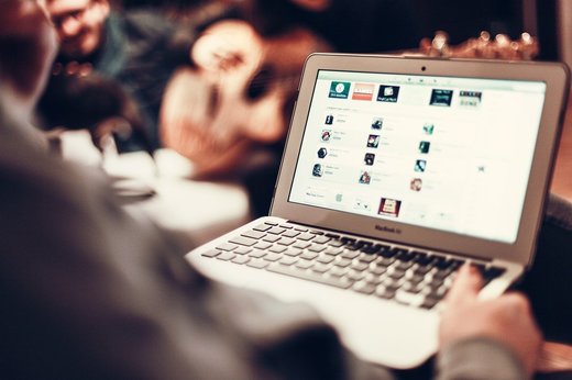 Vârstnicii din România utilizează Internetul mai des decât cei din Portugalia sau Grecia