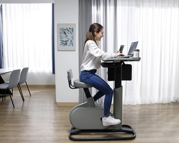 FOTO Biroul care te ajută să faci mișcare, în timp ce lucrezi, și să îți încarci și laptopul