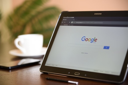 Google s-a îmbogățit pentru că oamenii au rămas pe dispozitive cu motorul său de căutare preinstalat, spune Departamentul american de Justiție