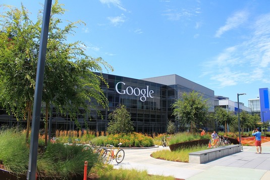 Google a declanșat reorganizarea - concediază sute de angajați ”de bază” și mută posturi în alte țări