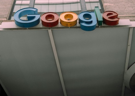 Google testează tehnologia de recunoaștere facială pentru securitatea clădirilor de birouri, începând cu un sediu Alphabet din SUA
