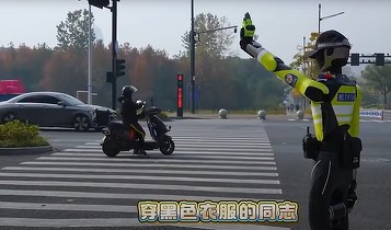 Un robot AI dirijează traficul în China VIDEO