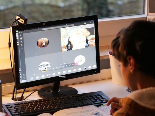 Webcam bun pentru call-uri și streaming: cum alegi modelul care chiar te face să arăți bine