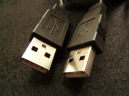 Cablu USB-C, Lightning sau USB-A: cum recunoști unul bun înainte să-ți facă probleme