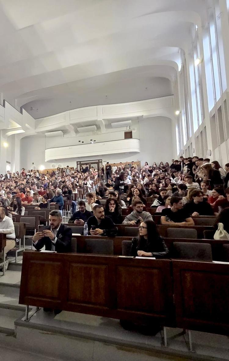 Ce nu învață studenții la facultate, dar pot afla din primul lor proiect real