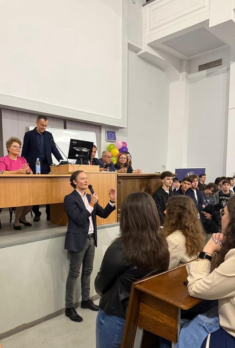 Ce nu învață studenții la facultate, dar pot afla din primul lor proiect real