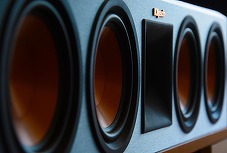 Cum alegi primul sistem home cinema: soundbar, boxe separate sau pachet complet