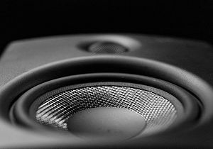 Soundbar cu subwoofer sau sistem 5.1 clasic: ce alegi pentru apartament