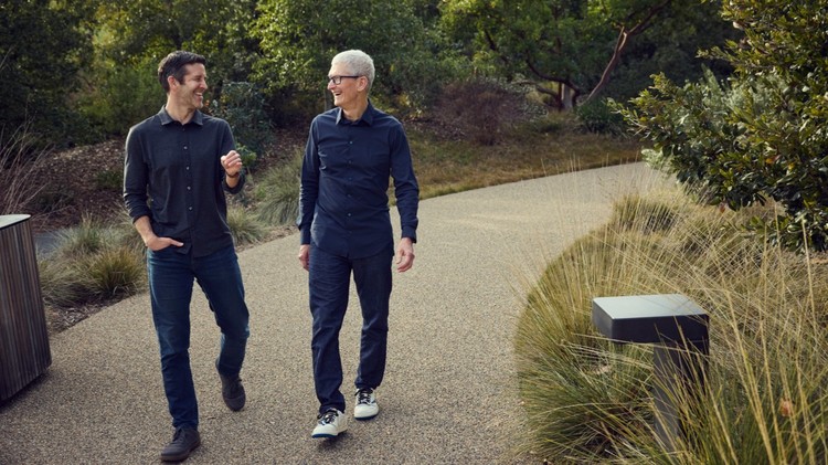 Schimbare istorică la Apple. Tim Cook pleacă de la conducerea companiei după 15 ani. John Ternus este noul CEO