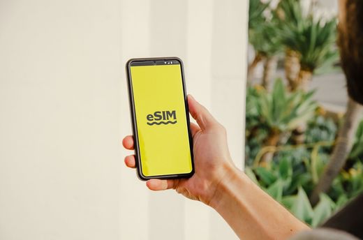 Cum să ai internet prin eSIM în străinătate și să scapi de surprizele roamingului