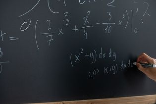 Problemă de matematică veche de 90 de ani, rezolvată în 88 de ore de către 10.000 de agenți AI care au lucrat simultan
