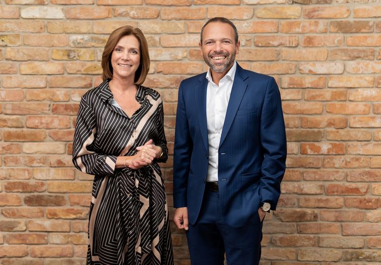 Dorsum Leadership. Mariann Meszaro&Robert Ko Dorsum Leadership. Mariann Meszaro&Robert Ko