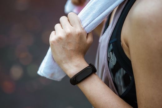 Ceas inteligent sau brățară fitness: ce alegi pentru antrenamente, slăbit și monitorizarea sănătății