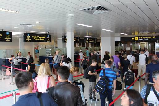 Aeroportul Otopeni a suplimentat numărul de ghișee pe fluxul de plecări, pentru evitarea cozilor la orele de vârf