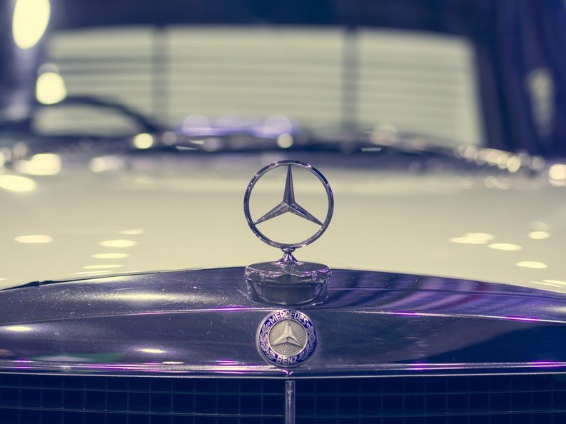 Mercedes-Benz rămâne lider pe piața auto premium după primele opt luni