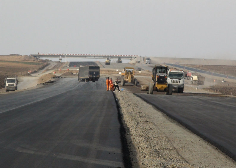 CNADNR decalează termenul de finalizare al lucrărilor pe lotul 3 al autostrăzii Sibiu-Orăștie din cauza ploilor