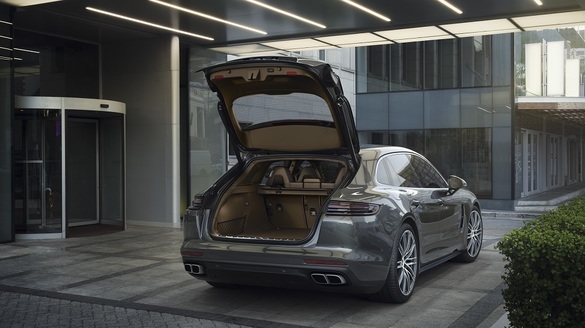 FOTO Porsche Panamera Sport Turismo, primul wagon cu eleron retractabil, poate fi comandat pentru 97.550 euro