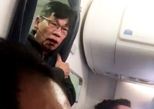 VIDEO United Airlines a provocat indignare pe rețelele de socializare după evacuarea unui pasager dintr-un avion