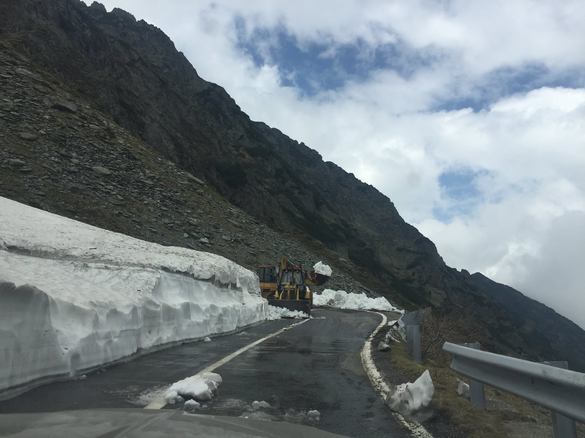 FOTO Drumarii din Sibiu au început să deszăpezească Transfăgărășanul, pentru a fi redeschis de la 1 iulie