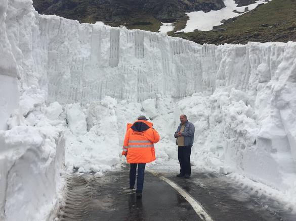 FOTO Drumarii din Sibiu au început să deszăpezească Transfăgărășanul, pentru a fi redeschis de la 1 iulie