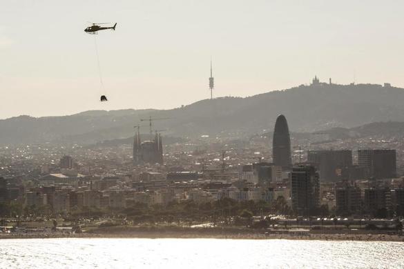 FOTO Noul Seat Arona a fost prezentat publicului suspendat de un elicopter, deasupra Barcelonei