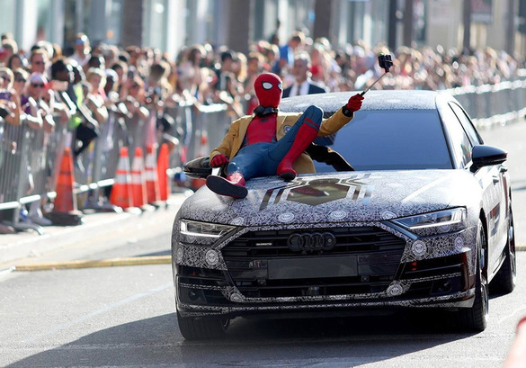 VIDEO&FOTO Noul Audi A8, prezentat la Hollywood, la lansarea filmului Spider-Man, camuflat cu motive inspirate de o pânză de păianjen