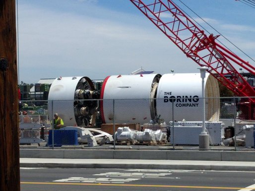 Musk anunță că a terminat de săpat primul segment al tunelului din Los Angeles. Ascensorul pentru mașini va fi gata săptămâna viitoare