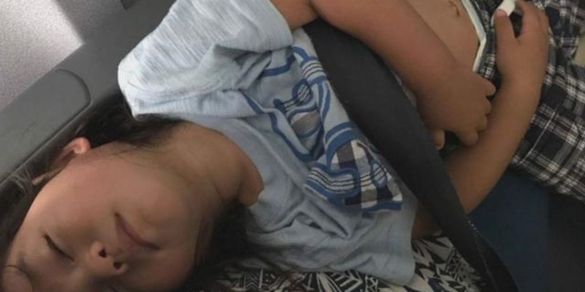 FOTO United Airlines în noi controverse: a obligat o femeie să-și țină copilul în brațe, deși a cumpărat două locuri pe ruta Hawaii-Boston