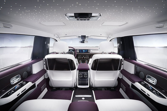 VIDEO&FOTO Noua generație Rolls Royce Phantom, cea mai luxoasă limuzină. Poate fi comandată cu un tablou la bord sau alte opere de artă, inclusiv o hartă a ADN-ului proprietarului din aur, în 3D