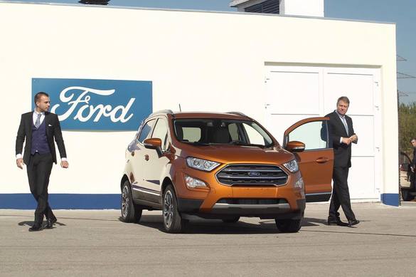 VIDEO&FOTO Klaus Iohannis a testat noul EcoSport, pe pista uzinei de la Craiova, alături de pilotul Simone Tempestini