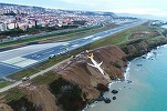 VIDEO Un avion de pasageri a ieșit de pe pistă și s-a oprit la numai câțiva metri de Marea Neagră