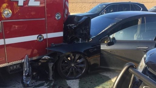 VIDEO Un nou accident produs de o Tesla în regim Autopilot, care a intrat într-un camion de pompieri
