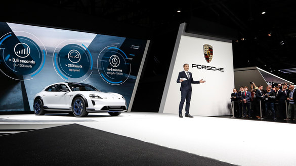 FOTO Două fețe ale unei singure mărci: Porsche Mission E Cross Turismo, viitorul SUV electric al mărcii, prezentat la Geneva alături de 911 GT3, cu motor clasic, pe benzină