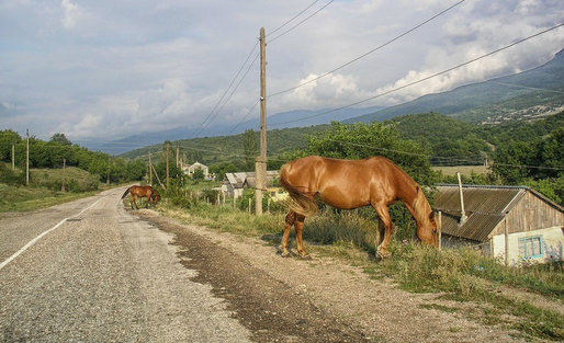 Peste o treime dintre drumurile României sunt pietruite și de pământ