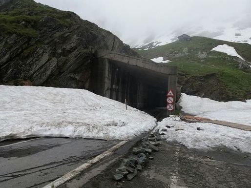 FOTO Zăpadă pe Transfăgărășan – drumarii lucrează în continuare pentru eliberarea drumului 