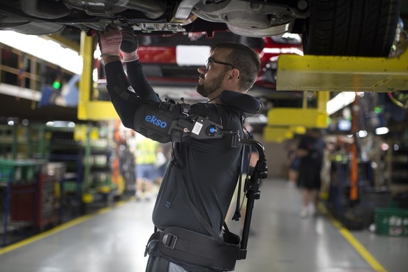 FOTO Ford începe să echipeze angajații din uzinele din Europa cu un exoschelet mecanic 