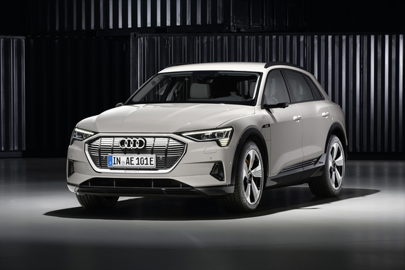 VIDEO & FOTO Premieră mondială: Audi e-tron, primul SUV electric al mărcii, a fost prezentat oficial