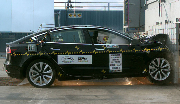 FOTO Tesla Model 3 a obținut un scor perfect la testele de siguranță NHTSA